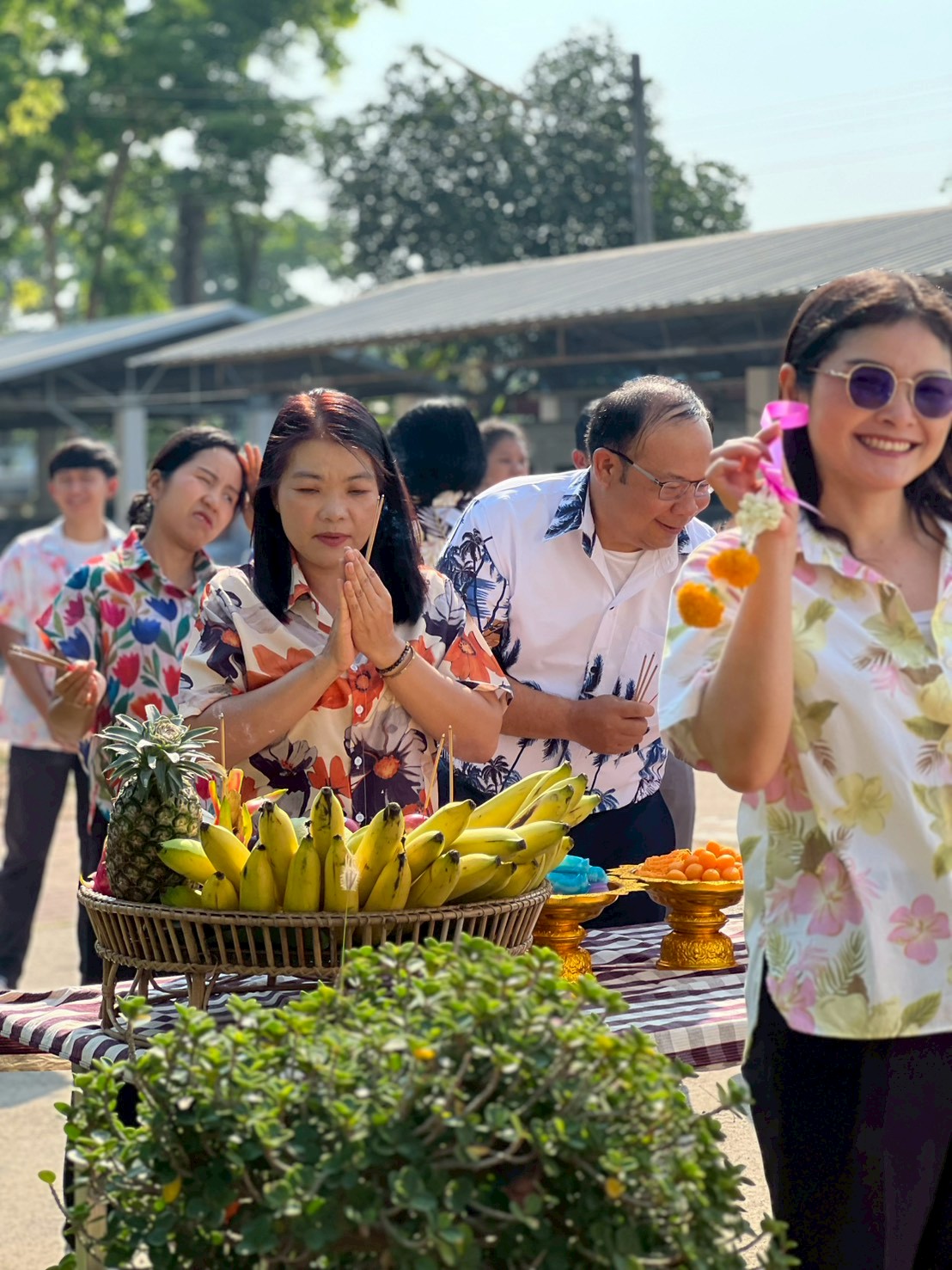 title - ส.ป.ก. ยโสธร จัดพิธีเจริญพระพุทธมนต์ทำบุญถวายภัตตาหารเพลแด่พระสงฆ์ พิธีสักการะศาลเจ้าที่และสิ่งศักดิ์สิทธิ์ประจำสำนักงาน เนื่องในเทศกาลวันขึ้นปีใหม่ไทย